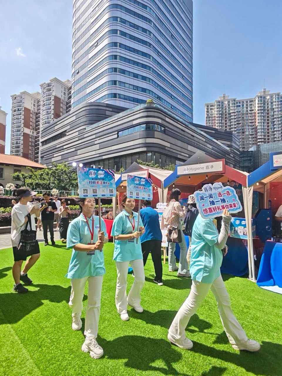 บูธ Hygiene ในงาน Thai Festival เซี่ยงไฮ้: ทีมงานยืนถือป้ายกิจกรรม