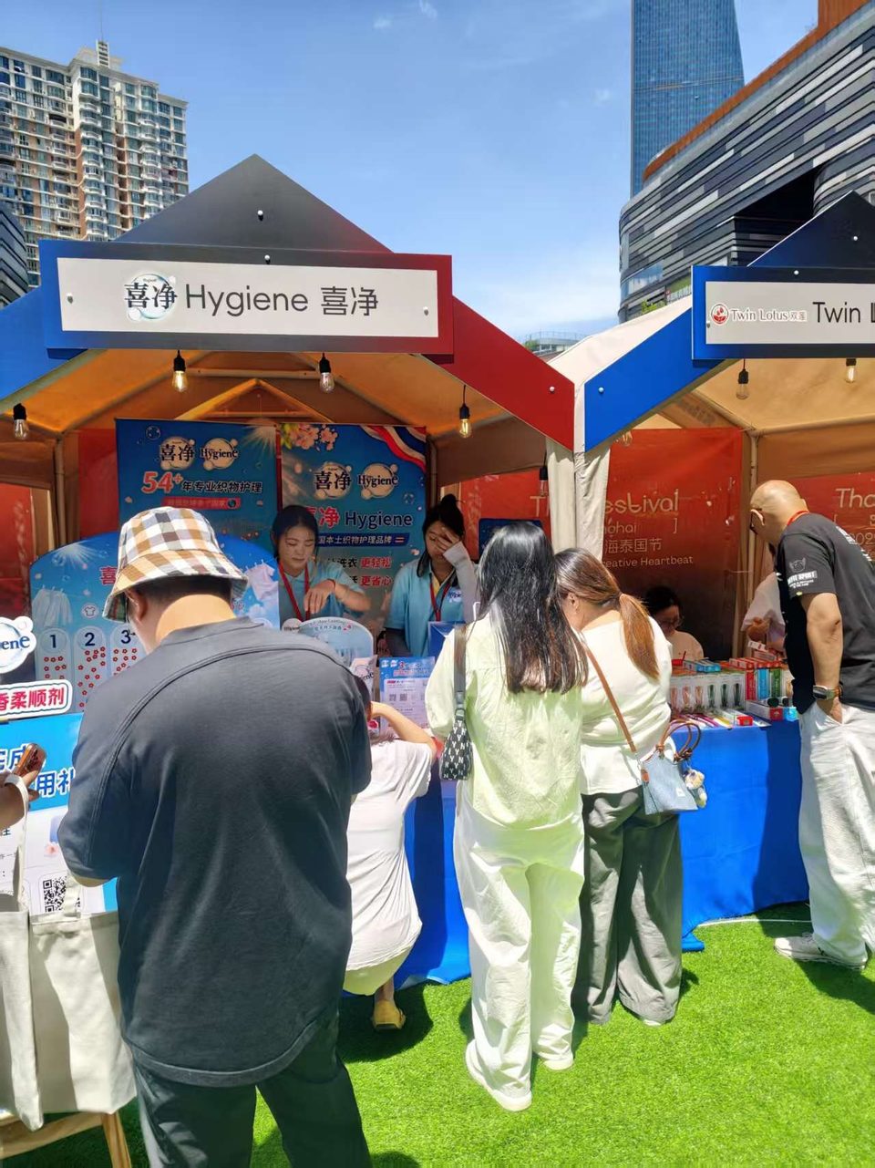 บูธ Hygiene ในงาน Thai Festival เซี่ยงไฮ้: ผู้เข้าชมที่เคาน์เตอร์ของบูธ