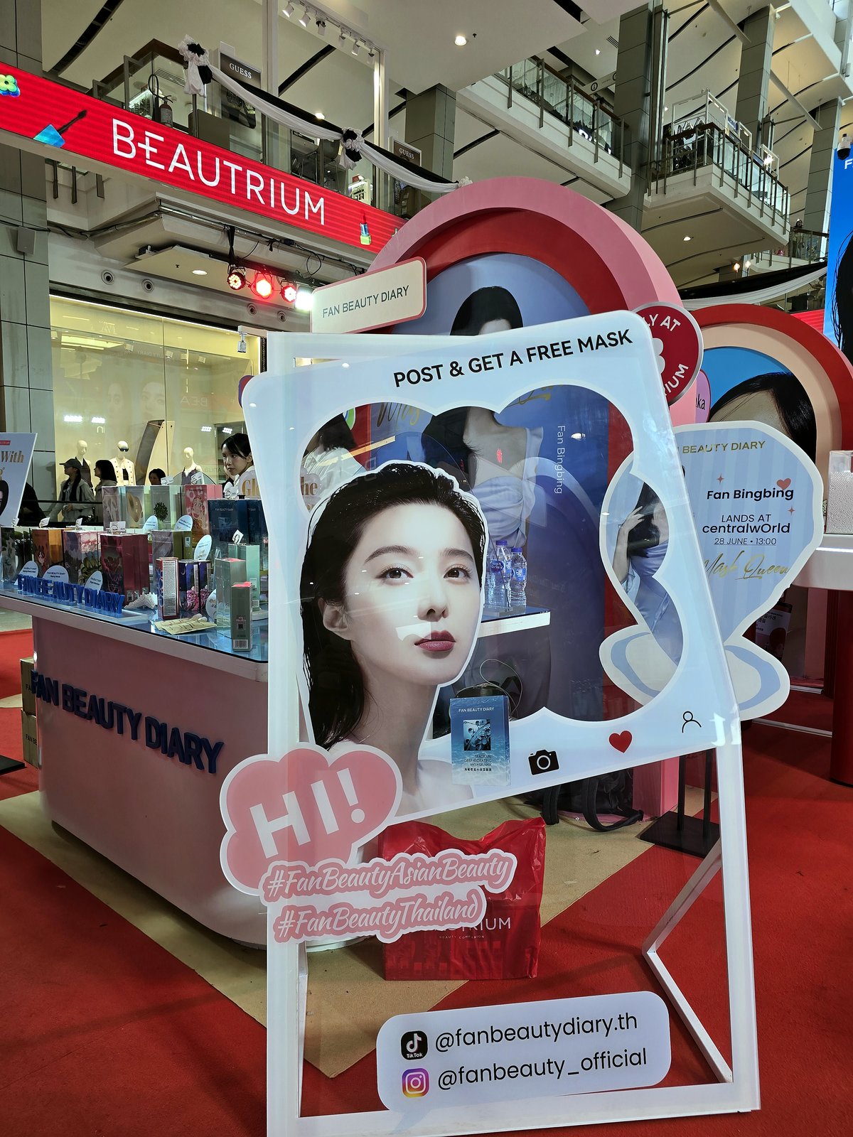 บูธ Pop-up ของ Fan Beauty Diary ในกรุงเทพฯ พร้อมภาพ Fan Bingbing และป้าย Post & get a free mask